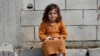 Arhiva - Sirijska devojčica ispred šatora u kom je smeštenja njena porodica, u Bar Elijasu, Liban, 5. marta 2021.