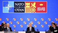 Američki predsednik Džo Bajden, generalni sekretar NATO-a Jens Stoltenberg i španski premijer Pedro Sančez na samitu u Madridu (Foto: Bertrand Guay, Pool via AP)