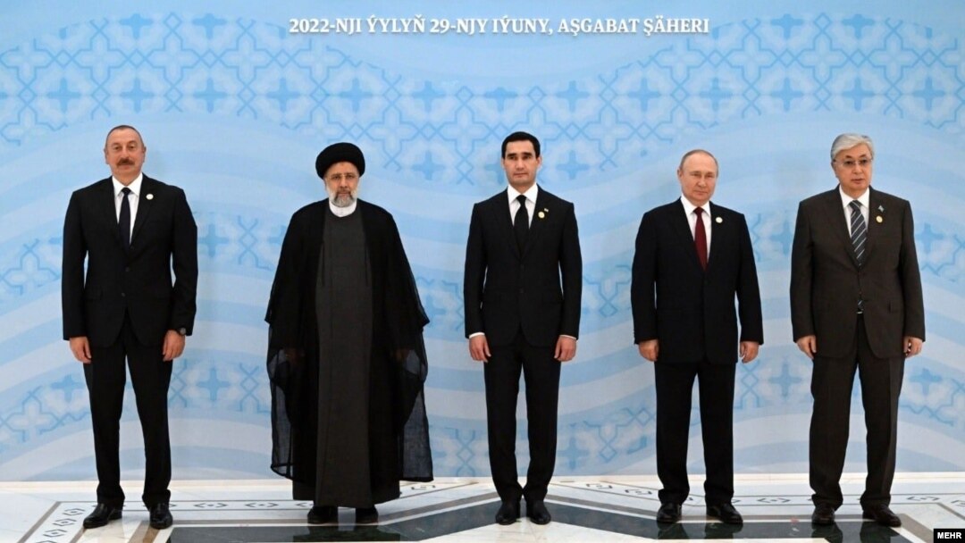 Rossiya Prezidenti Vladimir Putin (o'ngdan ikkinchi) Turkmanistonda Kaspiy davlatlari sammitida qatnashmoqda, 2022-yil, 29-iyun.