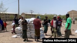 Local IDP leaders count bags of food before distribution to Internally displaced persons in Dubti, Afar, Northern Ethiopia. (Halima Athumani/VOA)