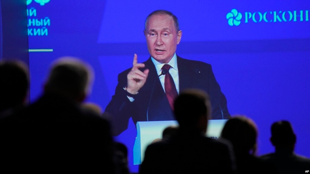 Những người tham dự theo dõi Tổng thống Nga Vladimir Putin phát biểu tại Diễn đàn Kinh tế Quốc tế St.Petersburg tại St.Petersburg, Nga, ngày 17 tháng 6 năm 2022.