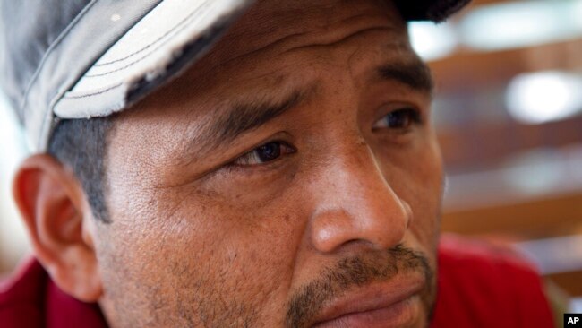Mynor Cardona, el padre de Yenifer Yulisa Cardona Tomás, escucha una pregunta durante una entrevista en Ciudad de Guatemala, el lunes 4 de julio de 2022. Yenifer Yulisa Cardona Tomás es una de las sobrevivientes de los más de 50 migrantes que fueron hallados muertos dentro de un tractor -remolque cerca de San Antonio, Texas. (AP Foto/Oliver de Ros)