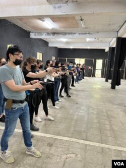 國際防禦性手槍協會(IDPA)於6月18日舉辦新手射擊課程，學員自發主動，認真學習。(美國之音特約記者金谷攝)