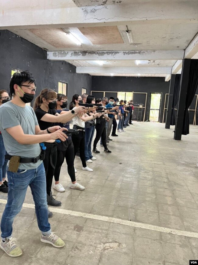 国际防御性手枪协会(IDPA)于6月18日举办新手射击课程，学员自发主动，认真学习。(美国之音特约记者金谷摄)