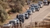 Des membres de la Garde civile espagnole montent la garde de leur côté de la barrière frontalière séparant l'enclave espagnole de Melilla en Afrique du Nord du Maroc après une tentative d'agression de migrants le 4 mars 2022. (Photo FADEL SENNA / AFP)