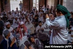 Kisah Seorang Ustaz Ajarkan Siswa Hafalkan Al-Qur’an Lewat Bahasa Isyarat