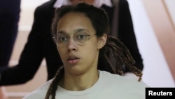 La estrella de baloncesto Brittney Griner asiste a una audiencia judicial en Khimki, en las afueras de Moscú, el 1 de julio de 2022.