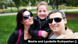 Сім'я вимушених, внутрішньо переміщених осіб з Маріуполя Максим і Людмила Кудряшові з дочкою Лізою.