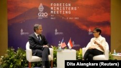 Indonesian Foreign Minister Retno Marsudi greets U.S. State Secretary Antony Blinken during the G20 Foreign Ministers' Meeting in Nusa Dua, Bali, Indonesia July 8, 2022. Dita Alangkara/Pool via Reuters