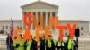 Sekelompok pendukung aturan kepemilikan senjata api berunjuk rasa bersama ratusan warga lainnya di depan gedung Mahkamah Agung AS, di Washington, pada 2 Desember 2019. (Foto: Reuters/Andrew Chung)