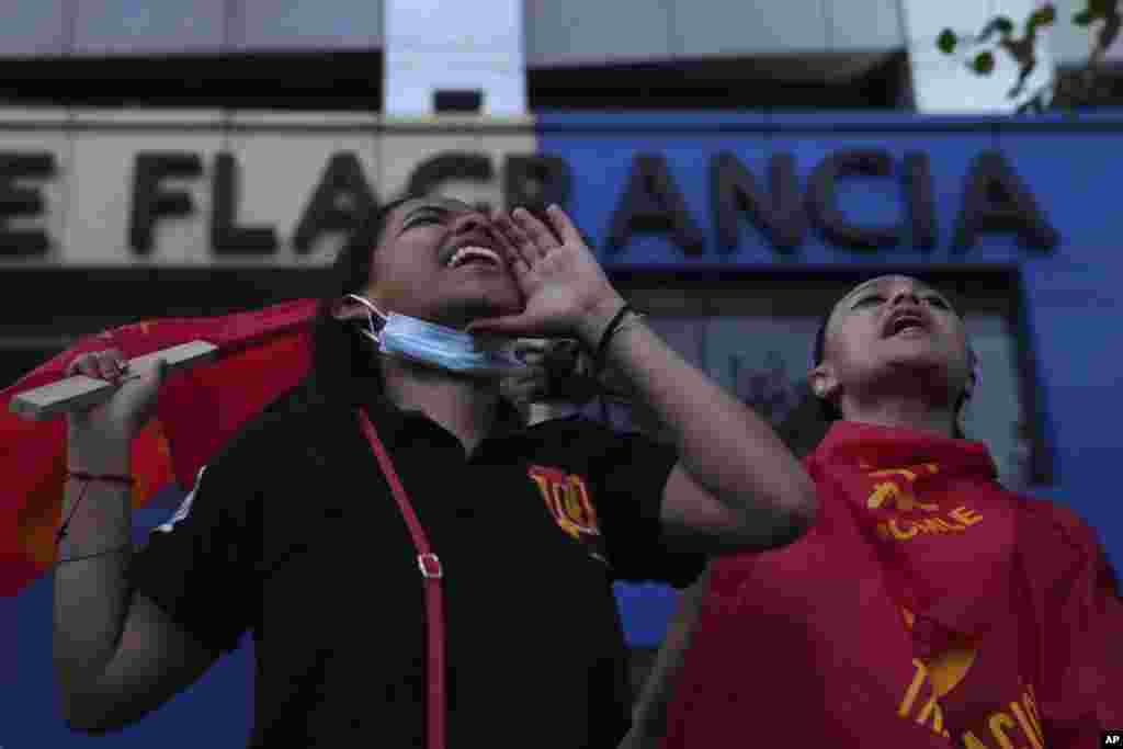 Manifestantes gritan frente a la Unidad de Flagrancia de la Fiscalía durante una protesta exigiendo la libertad del líder indígena Leonidas Iza, quien fue detenido el martes 14 de junio y liberado horas después tras convocar a protestas contra las medidas económicas y políticas del gobierno de Guillermo Lasso, en Quito, Ecuador. (Foto AP/Dolores Ochoa)