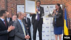 The European Union’s ambassador to the United States Stavros Lambrinidis presented Oksana Markarova, Ukraine’s ambassador to the U.S., a copy of the European Council’s agreement to accept Ukraine as a candidate for member state with all EU ambassadors in the U.S.’s signatures on it at an event on June 28, 2022 held at the Ukraine House in Washington marking Ukrainian Constitution Day. (Natalie Liu/VOA)