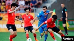 Ilustrasi - Pertandingan Final Sepak Bola Piala Dunia U-20 antara kesebelasan Ukraina melawan Republik Korea di Stadion Lodz, Lodz, Polandia, 15 Juni 2019 (REUTERS/Kacper Pempel)