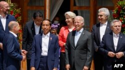 Presiden AS Joe Biden (ke-3 dari kanan), Presiden Komisi Eropa Ursula von der Leyen (ke-4 dari kanan), Kanselir Jerman Olaf Scholz (ke-2 dari kiri), dan Presiden Indonesia Joko Widodo (ke-4 dari kiri) foto bersama di Kastil Elmau, Jerman, 27 Juni 2022 . (Ludovic MARIN / AFP)