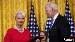 Presiden AS Joe Biden berdiri bersama istri dari mendiang John McCain, Cindy McCain, dalam pemberian penghargaan Presidential Medal of Freedom kepada mendiang Senator McCain di Gedung Putih Washington, pada 7 Juli 2022. (Foto: Reuters/Kevin Lamarque)