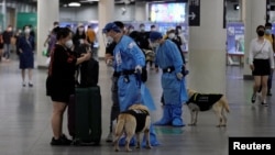 上海解封后，警察在地铁站里检查旅客的身份。（2022年6月2日）