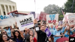 Фото: Під будівлею Верховного суду США - святкова акція на підтримку рішення суду щодо абортів, 24 червня 2022 року
