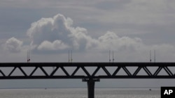 Jembatan terpanjang di Bangladesh di Sungai Padma dekat Dhaka, Ibu Kota Bangladesh, Sabtu, 25 Juni 2022. Butuh delapan tahun untuk membangun jembatan sepanjang 6.51 kilometer senilai $3,86 miliar. (Foto: AP Photo/Mahmud Hossain Opu)
