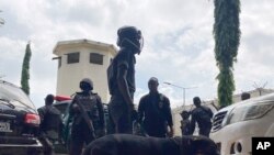Des officiers montent la garde devant la prison maximale de Kuje à la suite d'une attaque rebelle à Kuje, au Nigeria, le 6 juillet 2022.