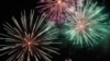 Los fuegos artificiales de una celebración del 4 de julio llenan el cielo sobre la torre Liberty Memorial en el museo y monumento nacional de la Primera Guerra Mundial el sábado 2 de julio de 2022 en Kansas City, Missouri, EEUU.