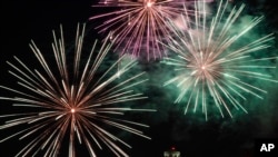 مراسم آتش‌بازی به مناسبت سالروز استقلال آمریکا بر فراز برج یادبود آزادی در موزه ملی جنگ جهانی اول. کنزاس سیتی، میزوری. ٢ ژوئیه ٢٠٢٢