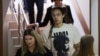 La jugadora de baloncesto estadounidense Brittney Griner, que fue detenida en marzo en el aeropuerto Sheremetyevo de Moscú y luego acusada de posesión ilegal de cannabis, es escoltada ante una audiencia judicial en Khimki, en las afueras de Moscú, el 1 de julio de 2022.
