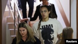 La jugadora de baloncesto estadounidense Brittney Griner, que fue detenida en marzo en el aeropuerto Sheremetyevo de Moscú y luego acusada de posesión ilegal de cannabis, es escoltada ante una audiencia judicial en Khimki, en las afueras de Moscú, el 1 de julio de 2022.