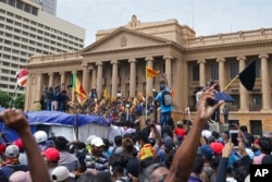 Para pengunjuk rasa, banyak yang membawa bendera Sri Lanka, berkumpul di luar kantor presiden di Kolombo, Sri Lanka, 9 Juli 2022. (Foto: AP)