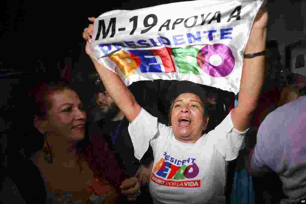 Seguidores de Gustavo Petro celebran con banderas del M-19.