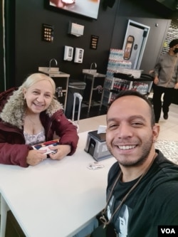 El venezolano Carlos Peña junto a su madre. [Foro: Cortesía]