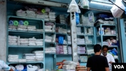 A shop selling single-use plastic carry bags at a market in Kolkata. (Shaikh Azizur Rahman/VOA)