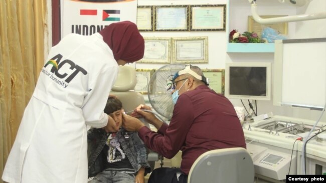 Seorang anak Palestina yang mendapat layanan kesehatan gratis di Indonesia Medical Clinic yang dikelola ACT di Gaza. (Courtesy ACTNews)