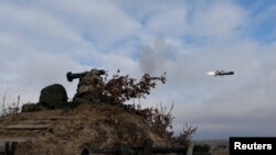 Miembros del servicio de las Fuerzas Armadas de Ucrania disparan un misil antitanque Javelin durante simulacros en un campo de entrenamiento en un lugar desconocido en Ucrania, en esta foto del folleto publicada el 18 de febrero de 2022, poco antes de ser invadidos por Rusia.