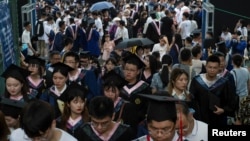 资料照：中国武汉华中师范大学毕业生参加毕业典礼。（2021年6月13日）
