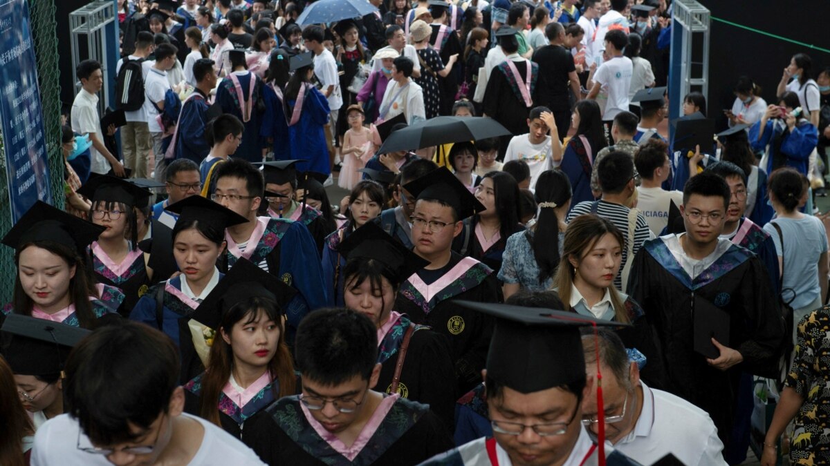 Struggling Chinese graduates return to hometowns