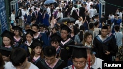 中國武漢華中師範大學畢業生參加畢業典禮。 （2021年6月13日）