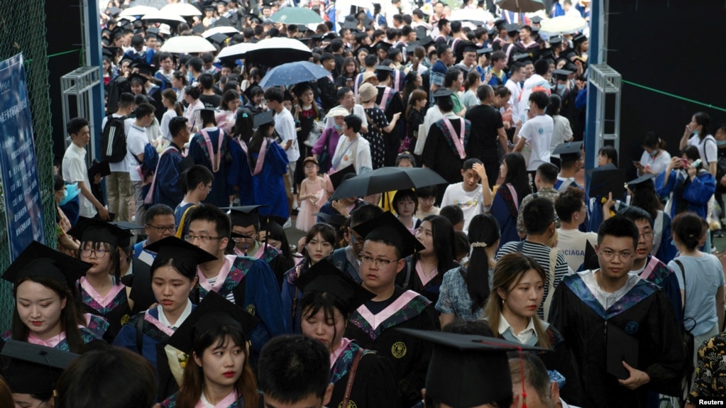 资料照：中国武汉华中师范大学毕业生参加毕业典礼。（2021年6月13日）(photo:VOA)