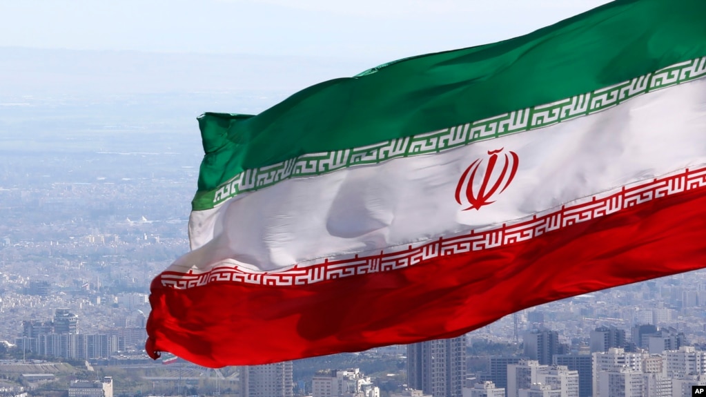 一面伊朗国旗在德黑兰上空飘扬。（2022年3月31日）(photo:VOA)