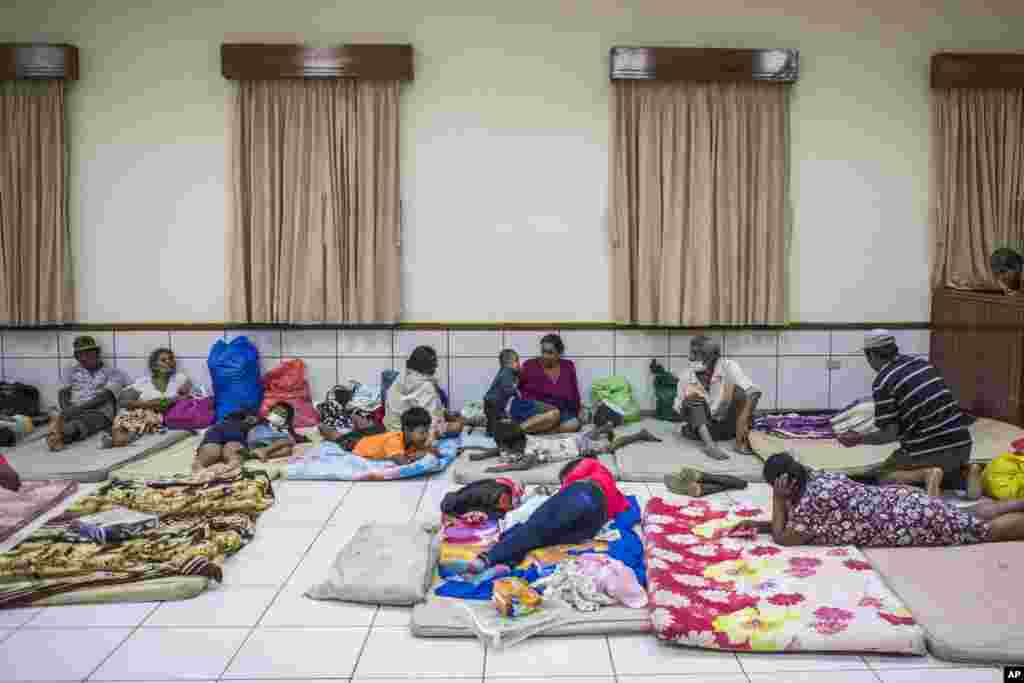 Residentes de la comunidad de Monkey Point descansan en un albergue temporal en Bluefields, Nicaragua.&nbsp; Bonnie tocó tierra como tormenta tropical en la costa del Caribe cerca de la frontera entre Nicaragua y Costa Rica el viernes por la noche, trayendo fuertes lluvias en toda la región, antes de cruzar al Pacífico el sábado.