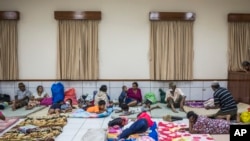 Los residentes de la comunidad de Monkey Point descansan en un refugio temporal en Bluefields, Nicaragua, el sábado 2 de julio de 2022, después de que la tormenta tropical Bonnie azotara la costa caribeña de Nicaragua. (Foto AP/Inti Ocon)