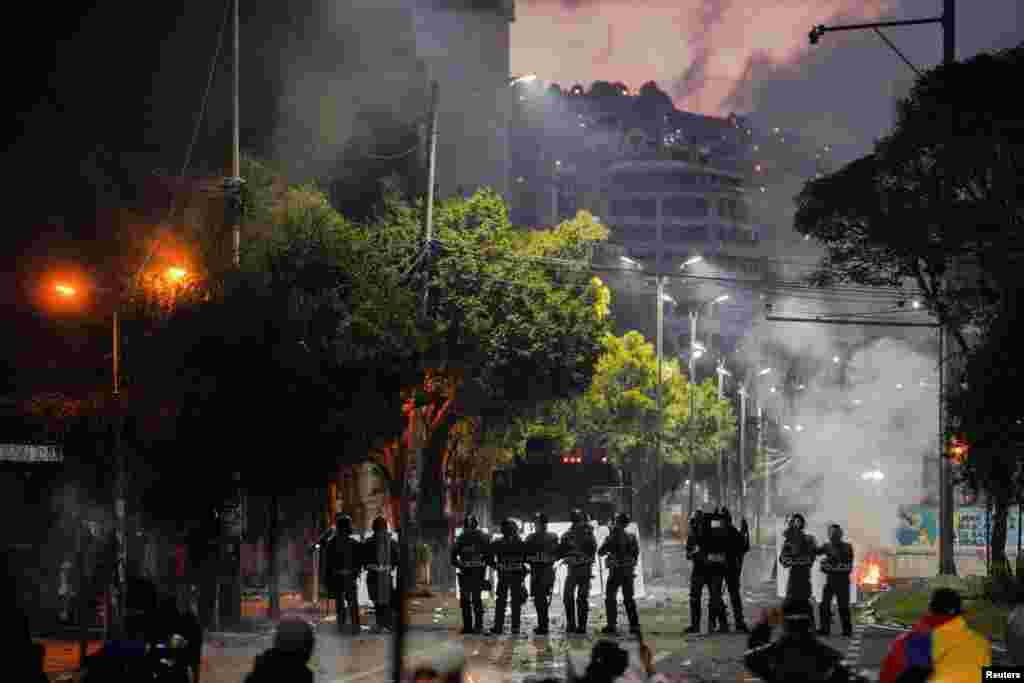 Personal de seguridad hace guardia frente a los manifestantes.&nbsp;