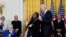 Prezidan Joe Biden remet pi gwo one sivil la, Meday Libete Prezidansyel la, bay jimnaz Simone Biles pandan yon seremoni nan Lamezonblanch nan Washington, Jedi 7 Jiye, 2022. 