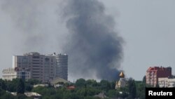 ႐ုရွားအေျမႇာက္ဆံထိၿပီး မီးခိုးေတြထြက္ေနတဲ့ ယူကရိန္းႏိုင္ငံ Donetsk ၿမိဳ႕ကို ဇူလိုင္လ ၆ ရက္ေန႔မွာ ေတြ႕ရစဥ္
