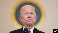 Prezidan Joe Biden pran la pawol nan Lamezonblanch nan Washington, Vandredi 24 Jyen 2022. 