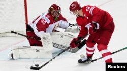 FILLE - Russia's Anton Slepychev (right) tries to get the puck past Belarus' Alexei Kolosov at last year's IIHF World Ice Hockey Championship in Riga, Latvia, on June 1, 2021. 
