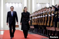 资料照：新西兰总理阿德恩访问北京期间与中国总理李克强在欢迎仪式上。（2019年4月1日）