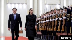 FILE - New Zealand Prime Minister Jacinda Ardern (R) and China's Premier Li Keqiang attend a welcome ceremony at the Great Hall of the People in Beijing, April 1, 2019.