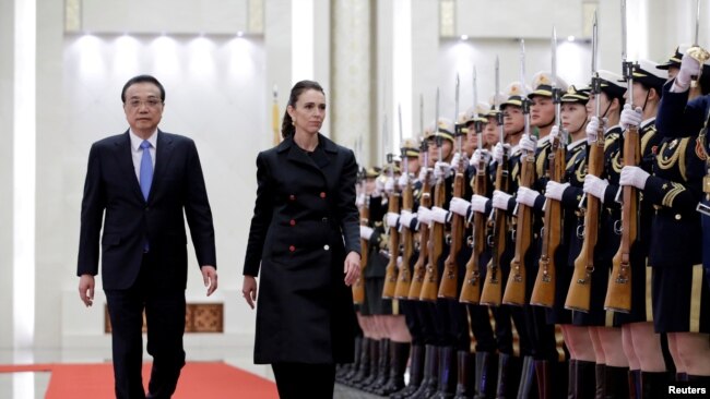 FILE - New Zealand Prime Minister Jacinda Ardern (R) and China's Premier Li Keqiang attend a welcome ceremony at the Great Hall of the People in Beijing, April 1, 2019.