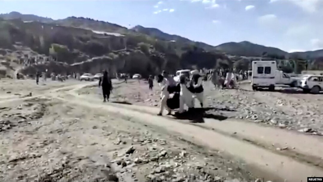په زلزله کې د خلکو ته د تلفاتو شمېرې د قدرتي افتونو په صورت کې د طالبان د امداد ادارې نایب وزیر مولوي شراف الدین مسلم په کابل کې په خبری کانفرنس کې اعلان کړې