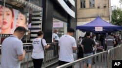 上海市民排隊接受新冠病毒核酸檢測。 （2022年7月6日）
